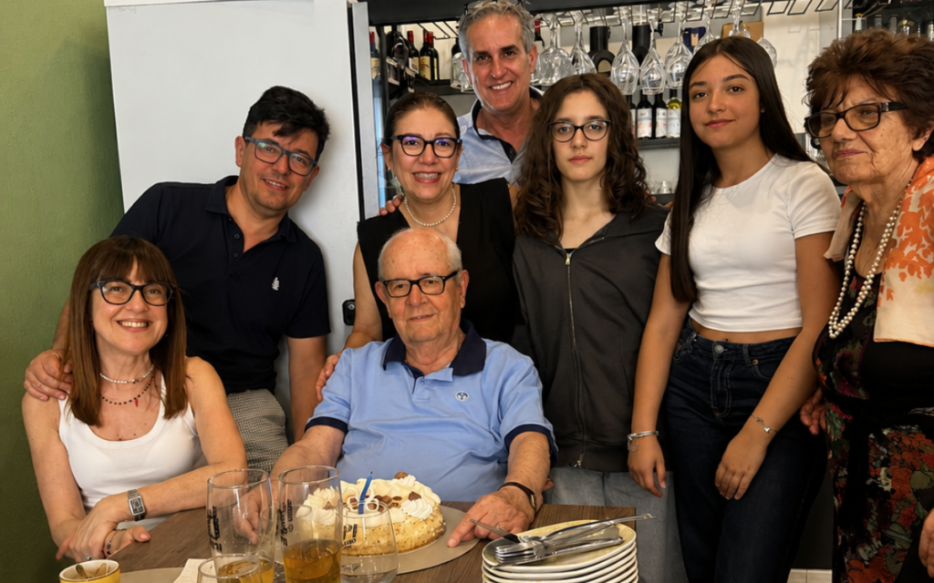 Tvolata familiare che festeggia un compleanno con piatti di pasta al ristorante 140 Grammi Carbonazzi a Sassari